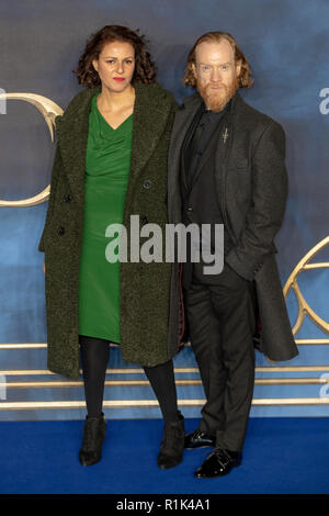 Londra, 13 Nov 2018. Samantha Pountain e Simon Meacock assiste la premiere del film "bestie fantastica: i crimini di Grindelwald' nel quadrato di Leicester il 13 novembre 2018 in Inghilterra.© Jason Richardson / Alamy Live News Foto Stock