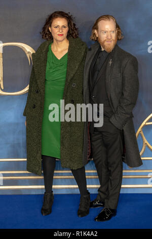 Londra, 13 Nov 2018. Samantha Pountain e Simon Meacock assiste la premiere del film "bestie fantastica: i crimini di Grindelwald' nel quadrato di Leicester il 13 novembre 2018 in Inghilterra.© Jason Richardson / Alamy Live News Foto Stock