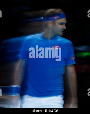 Londra, Regno Unito. Xiii Nov, 2018. Roger Federer reagisce durante le singole di match contro Dominic Thiem dell'Austria durante il giorno 3 del 2018 Nitto ATP World Tour Finals presso la O2 Arena di Londra, Gran Bretagna il 9 novembre 13, 2018. Credito: Han Yan/Xinhua/Alamy Live News Foto Stock