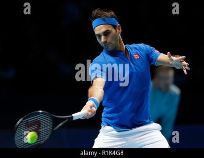 Londra, Regno Unito. Xiii Nov, 2018. Roger Federer compete durante il singles match contro Dominic Thiem dell'Austria durante il giorno 3 del 2018 Nitto ATP World Tour Finals presso la O2 Arena di Londra, Gran Bretagna il 9 novembre 13, 2018. Credito: Han Yan/Xinhua/Alamy Live News Foto Stock