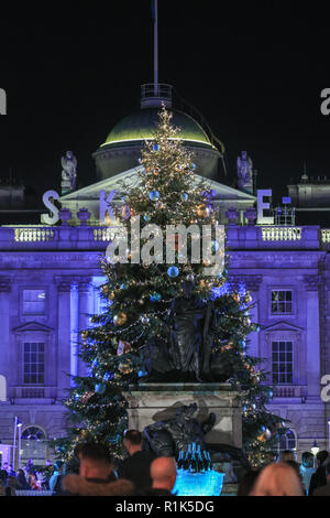 La Somerset House, Londra, Regno Unito, 13 Nov 2018. Pattino a Somerset House con Fortnum & Mason si apre con un lancio ufficiale partito, come la famosa pista di pattinaggio su ghiaccio ritorna entro la cornice storica del Somerset House per il pattinaggio sul ghiaccio sesason. La pista di pattinaggio sul ghiaccio è aperta al pubblico dal 14 nov. Credito: Imageplotter News e sport/Alamy Live News Foto Stock