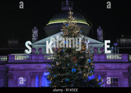 La Somerset House, Londra, Regno Unito, 13 Nov 2018. Gli arrivi di celebrità. Pattino a Somerset House con Fortnum & Mason si apre con un lancio ufficiale partito, come la famosa pista di pattinaggio su ghiaccio ritorna entro la cornice storica del Somerset House per il pattinaggio sul ghiaccio sesason. La pista di pattinaggio sul ghiaccio è aperta al pubblico dal 14 nov. Credito: Imageplotter News e sport/Alamy Live News Foto Stock