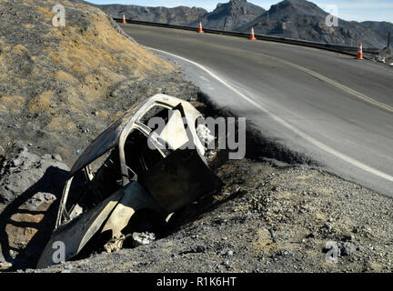 Woolsey, California, Stati Uniti d'America. 13 Nov 2018. Uno dei molti burn out automobili sinistra sul lato della strada nelle colline di Malibu molle martedì mattina. La Woolsey fiamme divampano nuovamente e masterizzare un altro 1.000 acri con case senza danni. Nov 13, 2018 foto da Gene Blevins/ZumaPress Credit: Gene Blevins/ZUMA filo/Alamy Live News Foto Stock