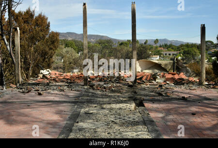 Woolsey, California, Stati Uniti d'America. 13 Nov 2018. Proprietari di casa parla con i vigili del fuoco circa il loro danno home in Point Dume, Malibu martedì mattina. La Woolsey fiamme divampano nuovamente e masterizzare un altro 1.000 acri con case senza danni. Nov 13, 2018 con case non danno. Nov 13, 2018 foto da Gene Blevins/ZumaPress Credit: Gene Blevins/ZUMA filo/Alamy Live News Foto Stock