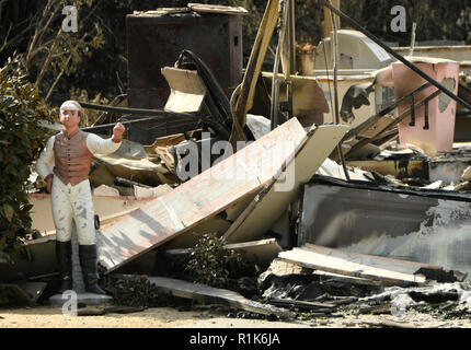 Woolsey, California, Stati Uniti d'America. 13 Nov 2018. Proprietari di casa parla con i vigili del fuoco circa il loro danno home in Point Dume, Malibu martedì mattina. La Woolsey fiamme divampano nuovamente e masterizzare un altro 1.000 acri con case senza danni. Nov 13, 2018 con case non danno. Nov 13, 2018 foto da Gene Blevins/ZumaPress Credit: Gene Blevins/ZUMA filo/Alamy Live News Foto Stock