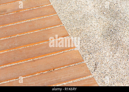 Percorso di assicelle di legno sulla sabbia di una spiaggia Foto Stock