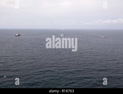 Mar Cinese Orientale (ott. 9, 2018) Il Ticonderoga-class guidato-missili cruiser USS Antietam (CG 54), il Royal Thai Navy offshore nave pattuglia HTMS Krabi (OPV 551) e Royal Thai Navy frigate HTMS Taksin (FFG 422) condurre una manovra tattica durante una cooperativa di distribuzione. Antietam è distribuito negli Stati Uniti 7 flotta area di operazioni a sostegno della sicurezza e della stabilità nella regione Indo-Pacifico. Foto Stock