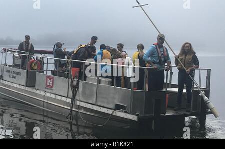 La settimana scorsa, #BuffaloDistrict ha collaborato con gli Stati Uniti Esercito di ingegneri, Raystown Lake​ e studenti provenienti da Juniata College​ per condurre un lago ampia pianta acquatica sondaggio con enfasi su hydrilla (hydrilla verticillata), un invasiva di piante acquatiche. Foto Stock