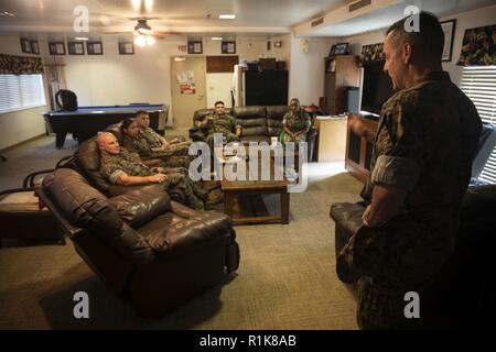 Stati Uniti Marine Corps Lt. Gen. Michael Rocco, il vice comandante per manodopera e gli affari di riserva, risponde con U.S. Marines assegnato al guerriero ferito Battalion-West (WWBn-W), durante un tour delle loro caserme, Marine Corps base Hawaii, Ottobre 10, 2018. WWBn-W è impegnata per il successo nel recupero e la transizione di ogni ambiente marino e famiglia assegnato alla sua cura. Rocco ha girato la caserma e si è incontrato con i suoi residenti per assicurare il più alto livello di qualità della vita è previsto per i feriti i membri del servizio. Foto Stock