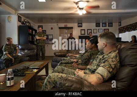 Stati Uniti Marine Corps Lt. Gen. Michael Rocco, il vice comandante per manodopera e gli affari di riserva, risponde con U.S. Marines assegnato al guerriero ferito Battalion-West (WWBn-W), durante un tour delle loro caserme, Marine Corps base Hawaii, Ottobre 10, 2018. WWBn-W è impegnata per il successo nel recupero e la transizione di ogni ambiente marino e famiglia assegnato alla sua cura. Rocco ha girato la caserma e si è incontrato con i suoi residenti per assicurare il più alto livello di qualità della vita è previsto per i feriti i membri del servizio. Foto Stock