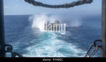 Oceano Pacifico (ott. 10, 2018) Landing Craft Air Cushion (LCAC) 63, assegnato all assalto unità artigianali (ACU) 5, approcci ben coperta dell'assalto anfibio nave USS Bonhomme Richard (LHD 6). Bonhomme Richard è operante negli Stati Uniti La terza area della flotta di operazioni. Foto Stock