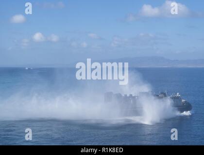 Oceano Pacifico (ott. 10, 2018)Landing Craft Air Cushion (LCAC) 76, assegnato all assalto unità artigianali (ACU) 5, approda l assalto anfibio nave USS Bonhomme Richard (LHD 6). Bonhomme Richard è operante negli Stati Uniti La terza area della flotta di operazioni. Foto Stock