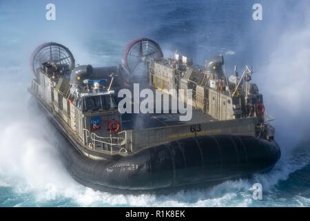 Oceano Pacifico (ott. 10, 2018) Landing Craft Air Cushion (LCAC) 63, assegnato all assalto unità artigianali (ACU) 5, approcci ben coperta dell'assalto anfibio nave USS Bonhomme Richard (LHD 6). Bonhomme Richard è operante negli Stati Uniti La terza area della flotta di operazioni. Foto Stock
