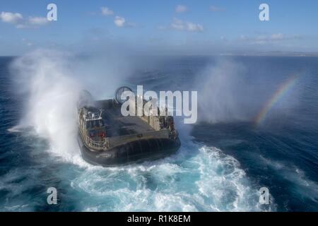 Oceano Pacifico (ott. 10, 2018) Landing Craft Air Cushion (LCAC) 63, assegnato all assalto unità artigianali (ACU) 5, approcci ben coperta dell'assalto anfibio nave USS Bonhomme Richard (LHD 6). Bonhomme Richard è operante negli Stati Uniti La terza area della flotta di operazioni. Foto Stock
