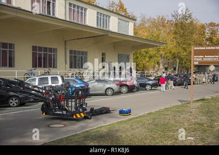 Stati Uniti Esercito vigili del fuoco civili dalla U.S. Army Garrison (USAG) Ansbach dimostrare evacuazione e salvataggio procedure al battaglione e quartier generale di brigata a Storck Baracks in Illesheim, Germania, 10 ottobre, 2018. La dimostrazione è parte del presidio di ricorrenza annuale per la prevenzione degli incendi e per la settimana. Foto Stock