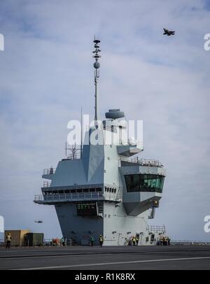 Royal Navy portaerei HMS Queen Elizabeth, ha distribuito negli Stati Uniti a terra getti veloce sul ponte per la prima volta in otto anni. A fine settembre la 65.000-tonnellata British Aircraft Carrier avviato due F-35B degli aeromobili di prova dal sistema integrato di forza di prova (ITF), in base al di fuori della Naval Air Station Patuxent River, Maryland, lungo con quasi 200 ITF personale di supporto, tra cui i piloti, tecnici manutentori e gli analisti di dati per il periodo di collaudo in mare. Lo scopo di queste iniziali o prove di sviluppo, sono di accertare, attraverso i velivoli appositamente attrezzati e sensori attorno alla nave, th Foto Stock