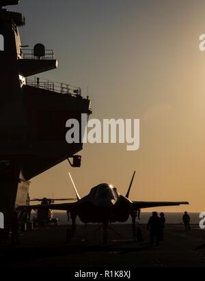 Royal Navy portaerei HMS Queen Elizabeth, ha distribuito negli Stati Uniti a terra getti veloce sul ponte per la prima volta in otto anni. A fine settembre la 65.000-tonnellata British Aircraft Carrier avviato due F-35B degli aeromobili di prova dal sistema integrato di forza di prova (ITF), in base al di fuori della Naval Air Station Patuxent River, Maryland, lungo con quasi 200 ITF personale di supporto, tra cui i piloti, tecnici manutentori e gli analisti di dati per il periodo di collaudo in mare. Lo scopo di queste iniziali o prove di sviluppo, sono di accertare, attraverso i velivoli appositamente attrezzati e sensori attorno alla nave, th Foto Stock