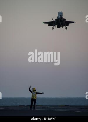 Royal Navy portaerei HMS Queen Elizabeth, ha distribuito negli Stati Uniti a terra getti veloce sul ponte per la prima volta in otto anni. A fine settembre la 65.000-tonnellata British Aircraft Carrier avviato due F-35B degli aeromobili di prova dal sistema integrato di forza di prova (ITF), in base al di fuori della Naval Air Station Patuxent River, Maryland, lungo con quasi 200 ITF personale di supporto, tra cui i piloti, tecnici manutentori e gli analisti di dati per il periodo di collaudo in mare. Lo scopo di queste iniziali o prove di sviluppo, sono di accertare, attraverso i velivoli appositamente attrezzati e sensori attorno alla nave, th Foto Stock