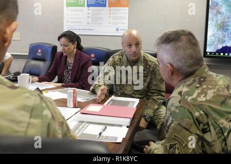 Lt. Gen. Todd Semonite, USACE Comandante generale e 54th capo degli ingegneri, ascolta i commenti dal vice comandante generale per i civili e le operazioni di emergenza Il Mag. Gen. Scott Spellmon durante un briefing su 11 ott. 2018, di rivedere le informazioni più recenti su ora-tempesta tropicale Michael a Washington D.C. ( Foto Stock