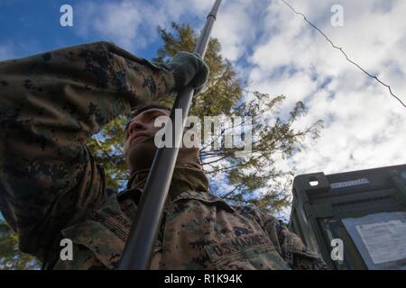 Stati Uniti Marine Corps Lance Cpl. Marx Romero con sede reggimento, 2° Marine Logistics Group in avanti, detiene un come antenna-2259 in posizione durante la costruzione della seconda MLG in avanti il comando del centro di funzionamento per Trident frangente 18 in Norvegia, il 7 ottobre 2018. Trident frangente 18 è parte di un esercizio pianificato serie per migliorare gli Stati Uniti e gli alleati della NATO la loro capacità di lavorare insieme collettivamente a condurre operazioni militari sotto condizioni impegnative. Foto Stock