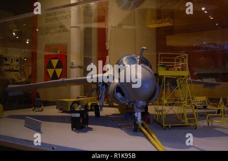 Un dettagliato modello di un A-6 intruso è sul display all'Hampton Roads Museo Navale a Norfolk, Virginia. Il modello illustra un intruso assegnato a VA-35, Pantere Nere. Lo squadrone azionato varianti del velivolo iconica. Essi hanno operato a-6a partire dal dal 1965 fino al 1968; A-6Bs da 1968-1971, A-6Cs da 1971-1973, e infine A-6E da 1973-1995. Essi hanno anche operato una petroliera versione, KA-6D agli intrusi di 1970-1995. L'unità dispiegato per la guerra del Vietnam in varie occasioni e nel 1967 ha condotto la sua prima antenna di combattimento operazione mineraria dalla seconda guerra mondiale; la caduta di mine aeree nella canzone Ca e canzone Gian Foto Stock