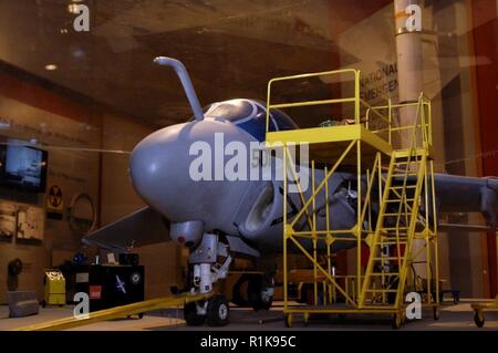 Un dettagliato modello di un A-6 intruso è sul display all'Hampton Roads Museo Navale a Norfolk, Virginia. Il modello illustra un intruso assegnato a VA-35, Pantere Nere. Lo squadrone azionato varianti del velivolo iconica. Essi hanno operato a-6a partire dal dal 1965 fino al 1968; A-6Bs da 1968-1971, A-6Cs da 1971-1973, e infine A-6E da 1973-1995. Essi hanno anche operato una petroliera versione, KA-6D agli intrusi di 1970-1995. L'unità dispiegato per la guerra del Vietnam in varie occasioni e nel 1967 ha condotto la sua prima antenna di combattimento operazione mineraria dalla seconda guerra mondiale; la caduta di mine aeree nella canzone Ca e canzone Gian Foto Stock