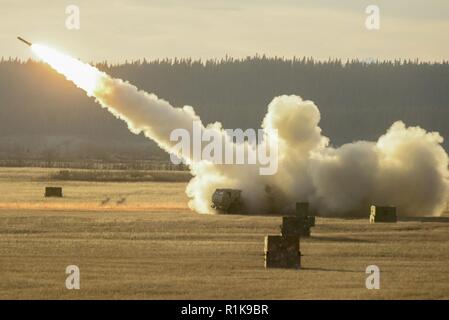 Stati Uniti I soldati assegnati al XVIII Campo brigata di artiglieria fire un M142 High Mobility Artillery Rocket System (HIMARS) vicino a Fort Greely, Alaska, il 9 ottobre 2018, durante il Red Flag-Alaska 19-1. Un HIMARS ha la capacità e la flessibilità di lanciare il suo payload a bersagli di terra e di passare rapidamente a una posizione diversa. Foto Stock