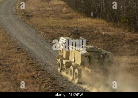 Stati Uniti I soldati dell esercito assegnato al XVIII Campo brigata di artiglieria guidare un M142 High Mobility Artillery Rocket System (HIMARS) ad un punto di cottura vicino a Fort Greely, Alaska, il 9 ottobre 2018, durante la bandiera rossa-Alaska 19-1. Un HIMARS è un asset di massa utilizzato dall'esercito e Marine Corps ed è costituito da un carrello e da un multiplo di lancio del sistema a razzo. Foto Stock