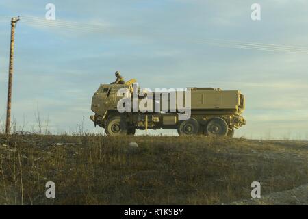 Stati Uniti I soldati dell esercito assegnato al XVIII Campo brigata di artiglieria guidare un M142 High Mobility Artillery Rocket System (HIMARS) torna a Fort Greely, Alaska, il 9 ottobre 2018, durante la bandiera rossa-Alaska 19-1. L'esercizio ha contestato l'unità per completare un HIMARS infiltrazione rapida entro un limite di tempo. Foto Stock