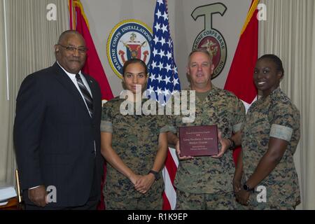 Da sinistra a destra, Russell Woody, Segretario Nazionale ufficiali navali Association (NNOA) Camp Pendleton/Miramar Capitolo, U.S. Marine Corps 1Lt. Diane Collins, storico, NNOA Camp Pendleton/Miramar Capitolo, Briga. Gen. Kevin Killea, comandante generale, Marine Corps Installations-West, Marine Corps base Camp Pendleton, e 1Lt. Kyra Dotson, vice presidente, NNOA Camp Pendleton/Miramar Capitolo, scattare una foto dopo la presentazione Killea con il complesso eccezionale capitolo award al Marine Corps base Camp Pendleton, California, 11 ott. 2018. Killea è stato aggiudicato per fornire la NNOA Camp Pendleton Foto Stock