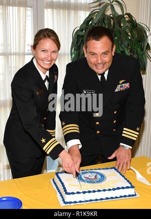 Stati Uniti Navy Cmdr. Giovanni "Eric" Ager, professore di studi sulla sicurezza nazionale presso il centro di Marshall's College di internazionali e gli studi di sicurezza, che è uno dei due Marinai in servizio assegnato al Centro di Marshall, E DEGLI STATI UNITI Navy Lt. La Cmdr. Rachael Gosnell, impegno europeo responsabile per il Comandante U.S. Forze navali in Europa napoli, Italia, che è stato qui come un guest lecture per il centro di Marshall del programma sulla sicurezza applicata studi, tagliare la torta presso il Marshall del Centro 243U.S. Navy celebrazione di compleanno ott. 11. Foto Stock