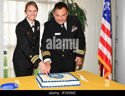 Stati Uniti Navy Cmdr. Giovanni "Eric" Ager, professore di studi sulla sicurezza nazionale presso il centro di Marshall's College di internazionali e gli studi di sicurezza, che è uno dei due Marinai in servizio assegnato al Centro di Marshall, E DEGLI STATI UNITI Navy Lt. La Cmdr. Rachael Gosnell, impegno europeo responsabile per il Comandante U.S. Forze navali in Europa napoli, Italia, che è stato qui come un guest lecture per il centro di Marshall del programma sulla sicurezza applicata studi, tagliare la torta presso il Marshall del Centro 243U.S. Navy celebrazione di compleanno ott. 11. Foto Stock