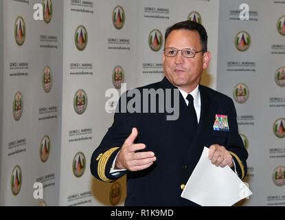 Stati Uniti Navy Capt. Thomas gallese, professore di diritto internazionale presso il Marshall del centro del Collegio Internazionale e gli studi di sicurezza e uno dei due dei Marinai in servizio assegnato al Centro di Marshall, parla di alcuni fatti storici riguardanti gli Stati Uniti Marina presso la 243U.S. Navy celebrazione di compleanno tenutasi presso la George C. Marshall Centro europeo per gli studi sulla sicurezza ott. 11. Foto Stock