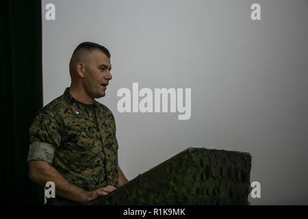 LT. Col. Giacobbe D. Robinson, Comandante della Combat Assault battaglione, terza divisione Marine offre commento durante una cerimonia di disattivazione a Camp Courtney, Okinawa, in Giappone., Ottobre 12, 2018. Combat Assault Battaglione a condizione che il ruolo di un assalto anfibio vigore nei grandi conflitti poiché la nascita dell'unità nel febbraio 16, 1942 durante la Seconda Guerra Mondiale. Foto Stock