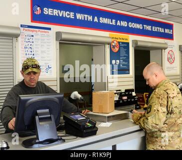 ANSBACH, Germania ( ott. 10, 2018) -- Bill McCord, sinistra, un addetto postale assegnata a U.S. Presidio militare di Ansbach Centro postale, è in conduzione quotidiana delle operazioni postali a Katterbach Kaserne. Foto Stock