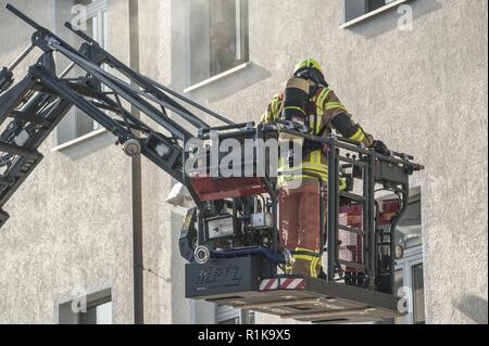 ANSBACH, Germania (ott. 10, 2018) -- STATI UNITI Presidio militare di Ansbach vigili del fuoco ha condotto un drill incendio esercizio presso la caserma di Barton, LRC in Ansbach, durante la prevenzione incendi week 2018. L'esercizio era basato su un scenario simulato, il salvataggio di una persona dal terzo piano ed evacuare il personale rimanente. Foto Stock