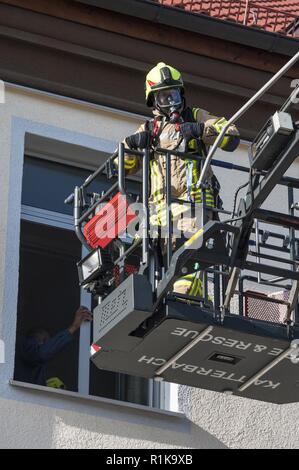 ANSBACH, Germania (ott. 10, 2018) -- STATI UNITI Presidio militare di Ansbach vigili del fuoco ha condotto un drill incendio esercizio presso la caserma di Barton, LRC in Ansbach, durante la prevenzione incendi week 2018. L'esercizio era basato su un scenario simulato, il salvataggio di una persona dal terzo piano ed evacuare il personale rimanente. Foto Stock