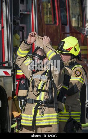 ANSBACH, Germania (ott. 10, 2018) -- STATI UNITI Presidio militare di Ansbach vigili del fuoco ha condotto un drill incendio esercizio presso la caserma di Barton, LRC in Ansbach, durante la prevenzione incendi week 2018. L'esercizio era basato su un scenario simulato, il salvataggio di una persona dal terzo piano ed evacuare il personale rimanente. Foto Stock