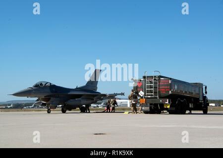 Un F-16 Fighting Falcon aeromobile è 'caldo rifornimento di carburante' su Ramstein Air Base, Repubblica federale di Germania il 4 ottobre, 2018. Un caldo di fare rifornimento di carburante è eseguita mentre i motori di un aeromobile sono ancora in esecuzione. Il 435th Air Ground Operations Wing led Ace temperate, una prova di concetto esercizio dimostrando sciopero vigore funzionalità. Foto Stock