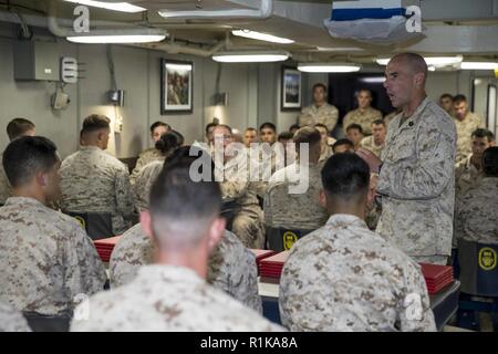 Mare Arabico - STATI UNITI Marine Gunnery Sgt. Robert Moser, a destra il capo delle operazioni per chilo Company, Battaglione Team di atterraggio 3/1, 13 Marine Expeditionary Unit (MEU), parla con i Marines a caporale di corso durante la loro laurea a bordo del Whidbey Island-class dock landing ship USS Rushmore (LSD 47), Ottobre 11, 2018. L'Essex anfibio gruppo pronto e il tredicesimo MEU sono distribuiti negli Stati Uniti Quinta Flotta area di operazioni a sostegno di operazioni navali per garantire stabilità marittimo e la sicurezza nella regione centrale di collegamento del Mediterraneo e del Pacifico attraverso l'Oceano Indiano occidentale un Foto Stock