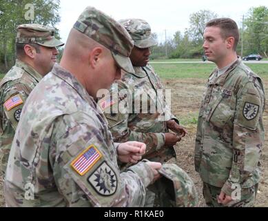 Stati Uniti Pfc dell'esercito. Connor Altman, destra, logistica automatizzata specialista assegnato alla 224th supporto brigata, California Army National Guard, è avanzato al rango di specialista presso il Camp Atterbury, Indiana, 11 ott. 2018. Altman ha servito nella Guardia Nazionale per quasi tre anni e viene da Orange County, California. Foto Stock