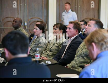 Keesler e leader di comunità frequentare il Keesler/costa del Golfo del Mississippi partenariato comunitario workshop presso l'Esercito della Salvezza Kroc Center di Biloxi Mississippi, 10 ottobre, 2018. Il programma è parte di un più grande Air Force Public-Public, Public-Private iniziativa per incoraggiare le installazioni e le comunità locali per combinare o migliorare le risorse o i processi operativi. La Mississippi rappresentanti di stato e le comunità locali e i vari responsabili civili hanno partecipato all'evento. Foto Stock