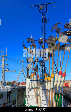 Ustka, Pomerania / Polonia - 2009/07/02: Ustka porto di pesca con frese e colleghi presso il Mar Baltico litorale Foto Stock