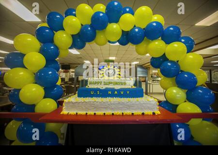 Una torta di compleanno viene visualizzato durante la U.S. Marina compleanno 243a Anderson Hall, Marine Corps base Hawaii (MCBH), Ottobre 12, 2018. Stati Uniti Navy Seaman Dalton Palk, un programma religioso specialista con 3d reggimento Marine, E DEGLI STATI UNITI Navy Cmdr. Charles Ghinda, il cappellano del reggimento, erano il più antico e il più giovane dei marinai presente a significare il passaggio di esperienze e tradizioni da una generazione all'altra. Foto Stock