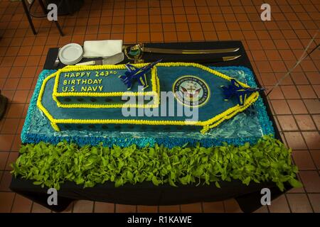 Una torta di compleanno viene visualizzato durante la U.S. Marina compleanno 243a Anderson Hall, Marine Corps base Hawaii (MCBH), Ottobre 12, 2018. Stati Uniti Navy Seaman Dalton Palk, un programma religioso specialista con 3d reggimento Marine, E DEGLI STATI UNITI Navy Cmdr. Charles Ghinda, il cappellano del reggimento, erano il più antico e il più giovane dei marinai presente a significare il passaggio di esperienze e tradizioni da una generazione all'altra. Foto Stock