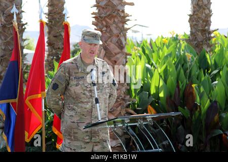 AMMAN, Giordania - Il Mag. Gen. Andrew Schafer, comandante generale della XXVIII Divisione di Fanteria - la cui sede è il battaglione che serve come il quartier generale di divisione elemento della Task Force Spartan - parla durante la cerimonia per una espansione della Giordania Forze Armate Centro comune di formazione ott. 10, 2018. Schafer ha detto il nuovo centro darà service i membri e i partner le strutture necessarie per avere successo come si allenano insieme sulla lotta e la sicurezza dei confini delle competenze. Foto Stock
