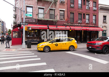 Lombardi la pizzeria un caratteristico ristorante NoLita che serve una centrale a carbone, pizza sottile. Spring Street a New York City, Stati Uniti d'America. Foto Stock