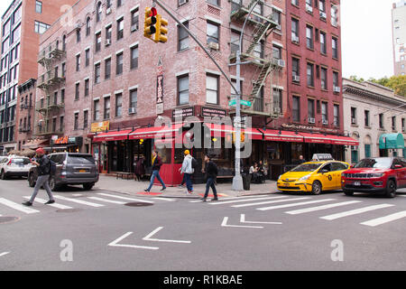 Lombardi la pizzeria un caratteristico ristorante NoLita che serve una centrale a carbone, pizza sottile. Spring Street a New York City, Stati Uniti d'America. Foto Stock