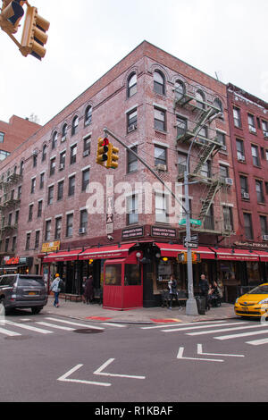 Lombardi la pizzeria un caratteristico ristorante NoLita che serve una centrale a carbone, pizza sottile. Spring Street a New York City, Stati Uniti d'America. Foto Stock