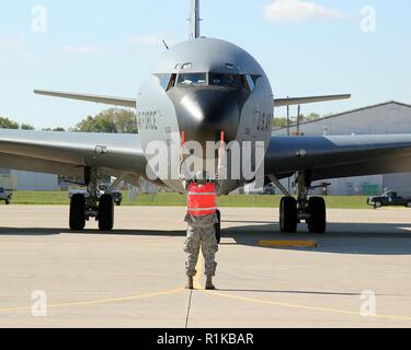 Un capo equipaggio dal 191st squadrone manutenzione marshalls in una KC-135 Stratotanker dopo una missione a Selfridge Air National Guard Base, Mich, 13 ottobre, 2018. Gli aerei e gli avieri sono parte del Michigan Air National Guard's 127ala. (Air National Guard Foto Stock